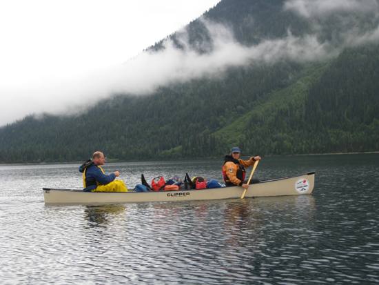 Canoe Tour Bowron Lakes paddling