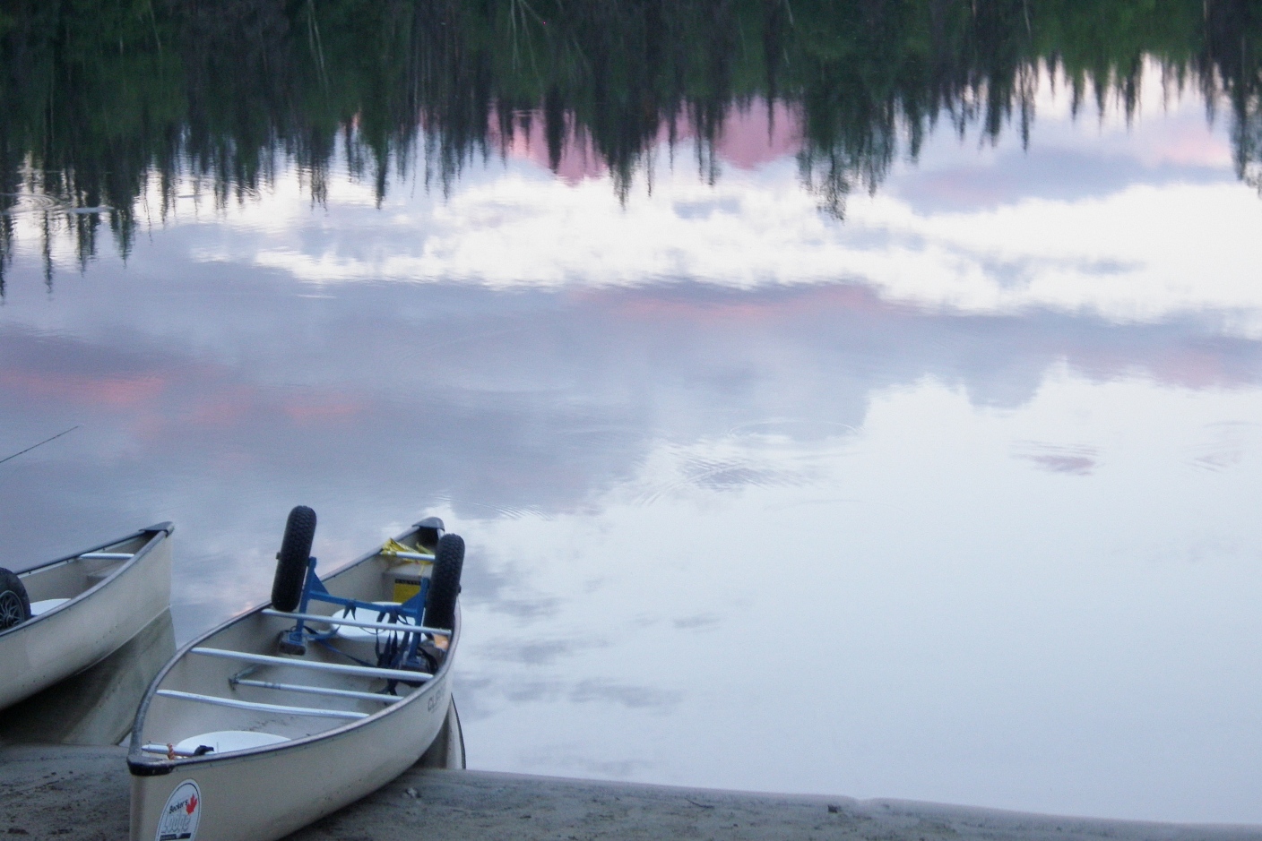 Use of a canoe on a lake tour